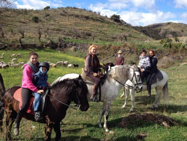 disfrutando de un paseo a caballo